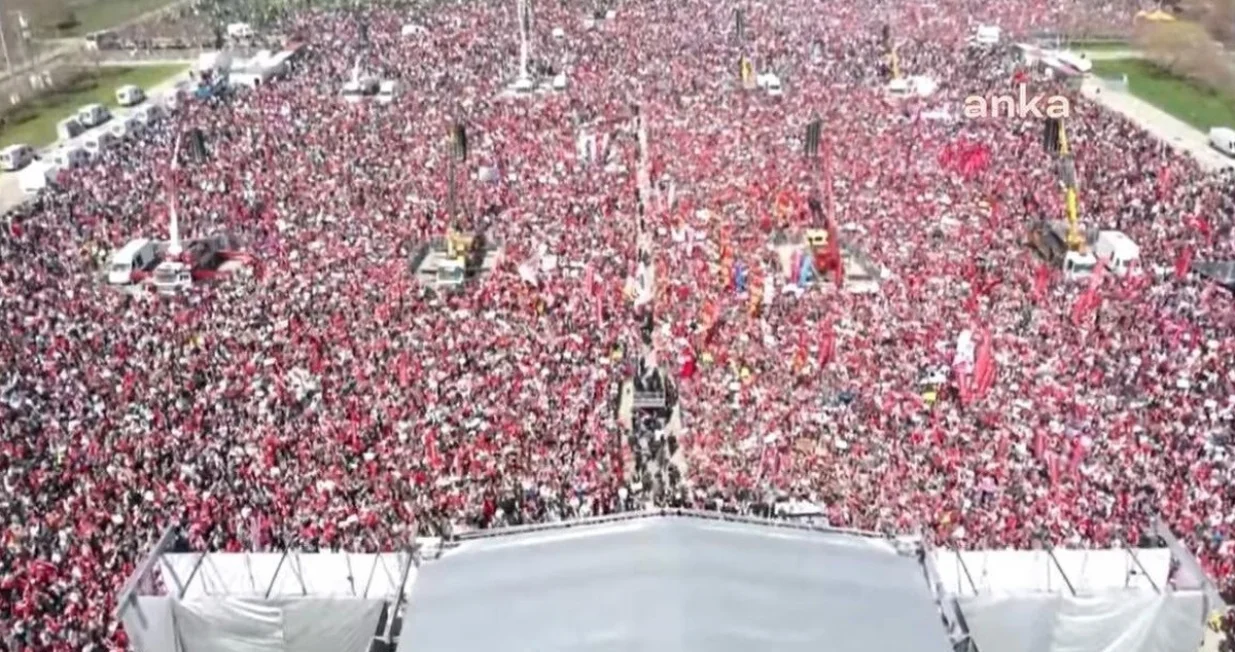 Deseci hiljada ljudi na ulicama/X.com//