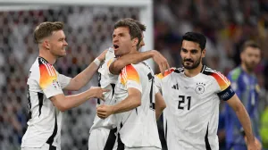 Minhen, Njemačka - 14. jun 2024: Thomas Muller (13) i Ilkay Gundogan (21) iz Njemačke slave u utakmici Evropskog prvenstva u fudbalu 2024. (EURO 2024) Grupe A između Njemačke i Škotske na Allianz Areni u Minhenu. (Gökhan Balcı - Anadolu Agency)