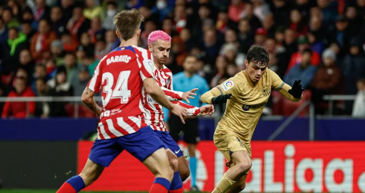epa10396299 Atletico's striker Antonie Griezmann (2-L) vies for the ball against FC Barcelona's midfielder Pedri (R) during the Spanish LaLiga soccer match between Atletico de Madrid and FC Barcelona at Civitas Metropolitano stadium in Madrid, Spain, 08 January 2023. EPA/Rodrigo Jimenez
