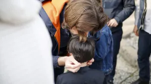 Stariji brat selami i ljubi mlađeg brata nakon davanja bajrambanke poslije Bajram namaza u haremu Begove džamije/Damir Deljo