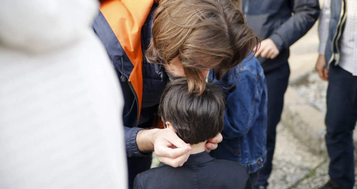 Stariji brat selami i ljubi mlađeg brata nakon davanja bajrambanke poslije Bajram namaza u haremu Begove džamije/Damir Deljo