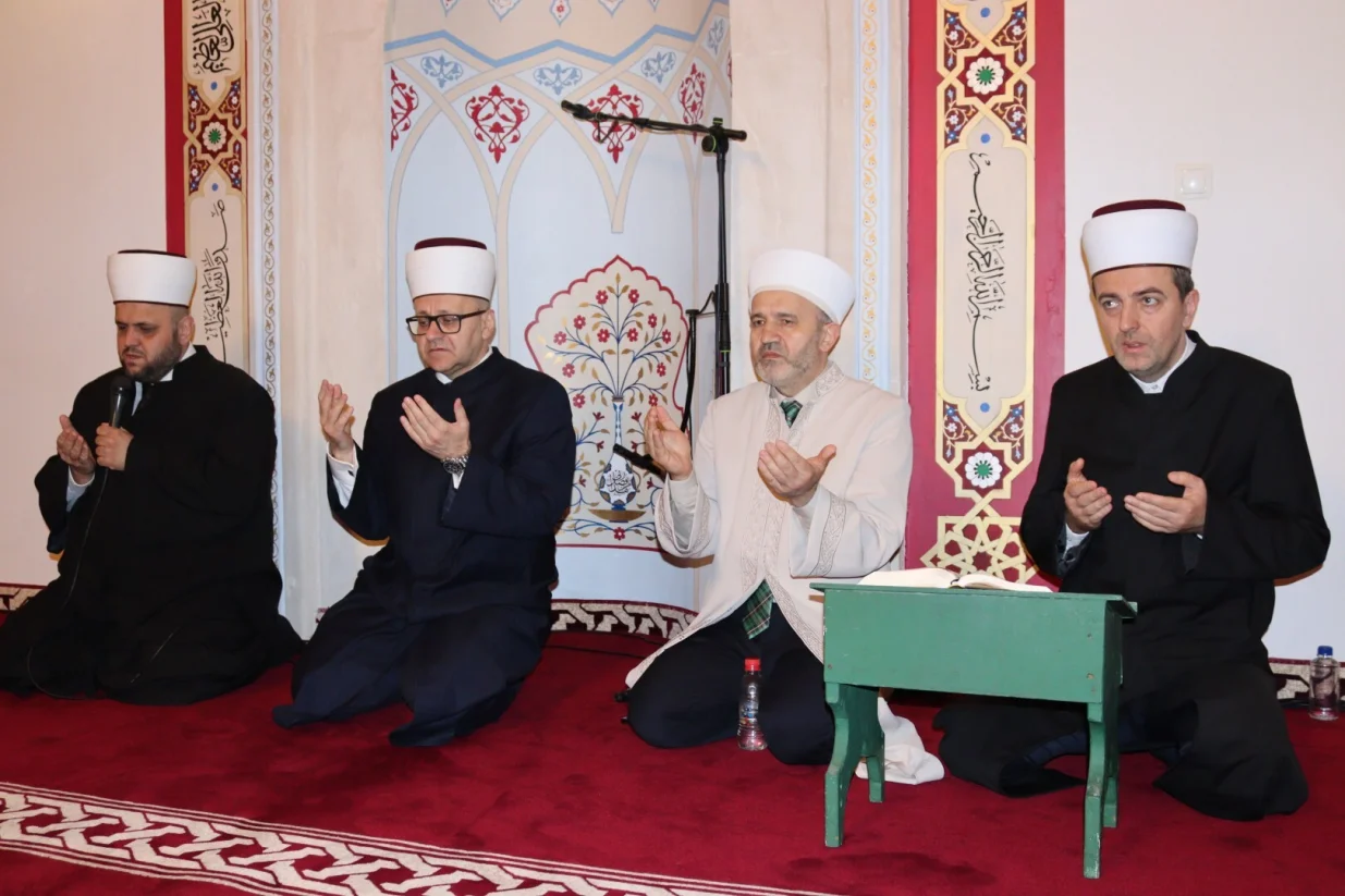 Bajram-namaz i bajramska hutba u Sinan-pašinoj džamiji u Mostaru; mostarski muftija dr. Salem-ef. Dedović. //