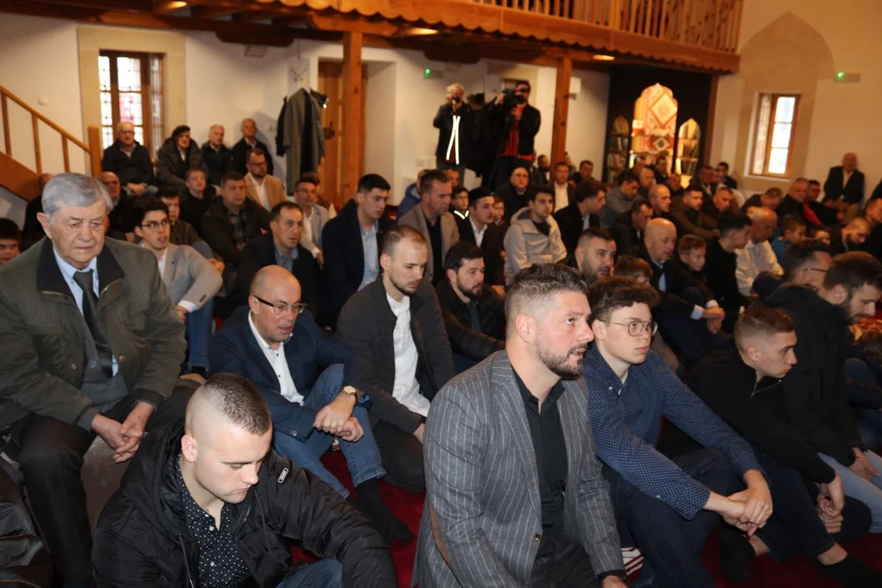 Bajram-namaz i bajramska hutba u Sinan-pašinoj džamiji u Mostaru; mostarski muftija dr. Salem-ef. Dedović. //