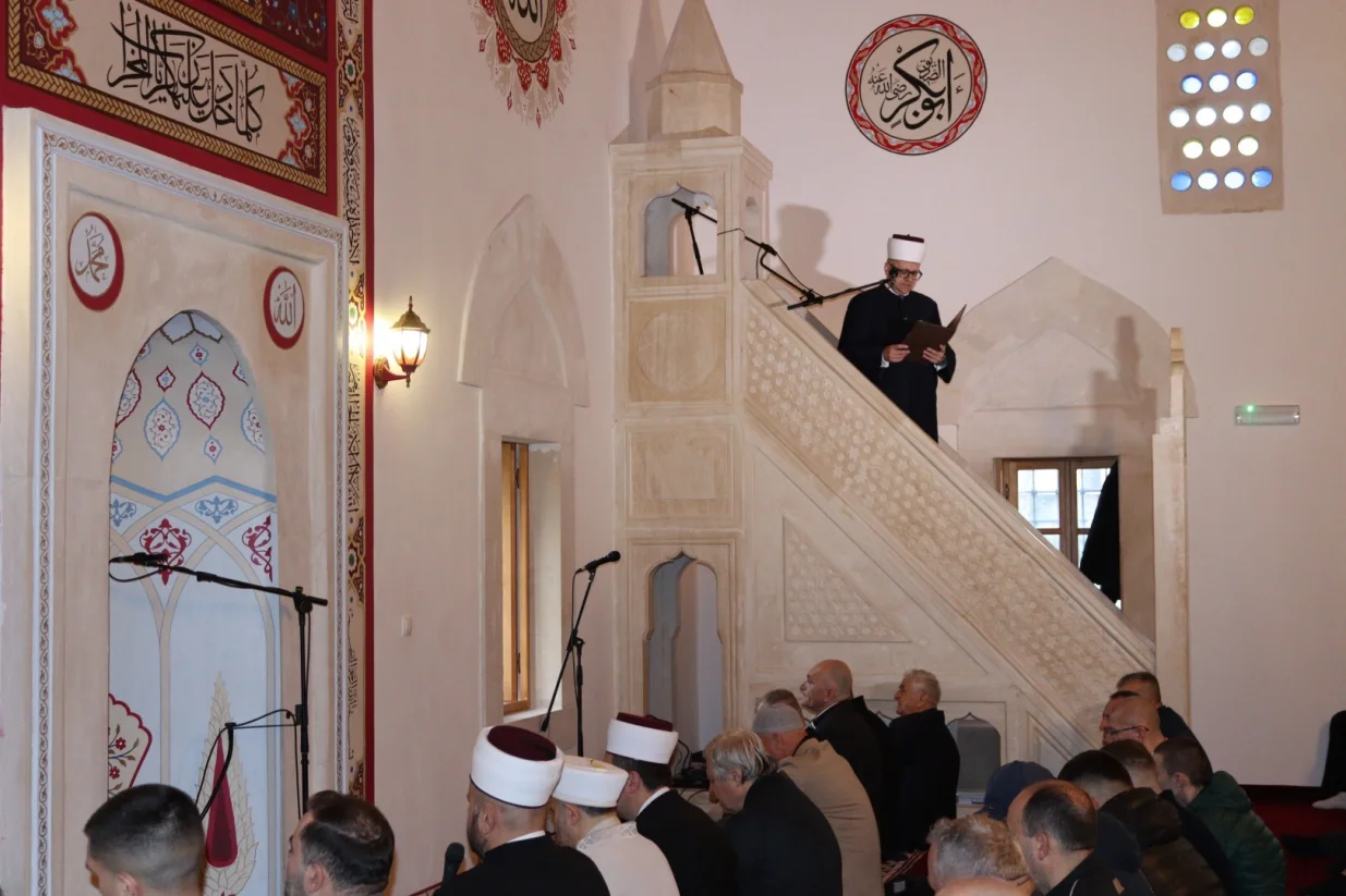 Bajram-namaz i bajramska hutba u Sinan-pašinoj džamiji u Mostaru; mostarski muftija dr. Salem-ef. Dedović. //