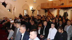 Bajram-namaz i bajramska hutba u Sinan-pašinoj džamiji u Mostaru; mostarski muftija dr. Salem-ef. Dedović. //