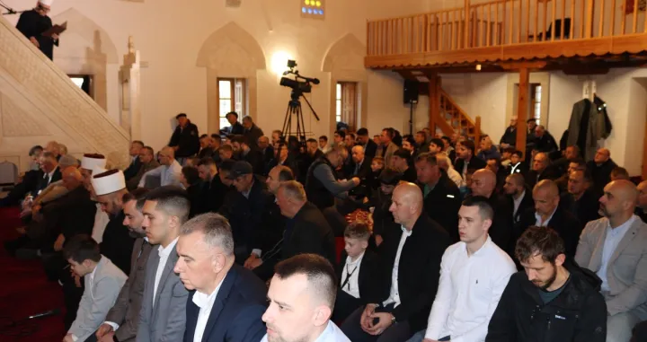 Bajram-namaz i bajramska hutba u Sinan-pašinoj džamiji u Mostaru; mostarski muftija dr. Salem-ef. Dedović. //