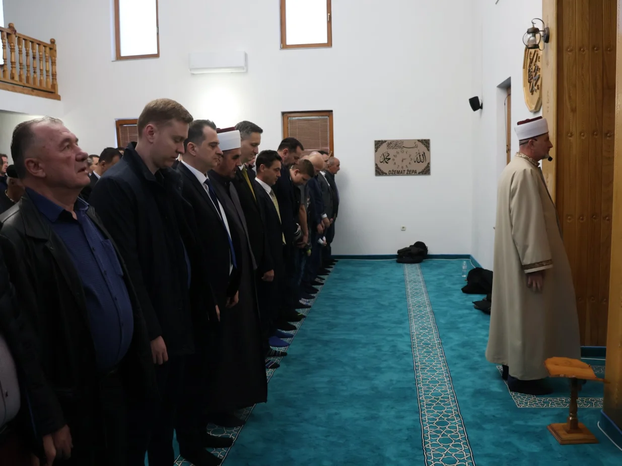 Član Predsjedništva BiH dr. Denis Bećirović klanjao je bajram-namaz u džamiji šehida Mehmeda ef. Hajrića u Žepi//