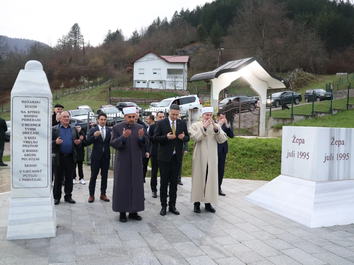 Član Predsjedništva BiH dr. Denis Bećirović klanjao je bajram-namaz u džamiji šehida Mehmeda ef. Hajrića u Žepi//