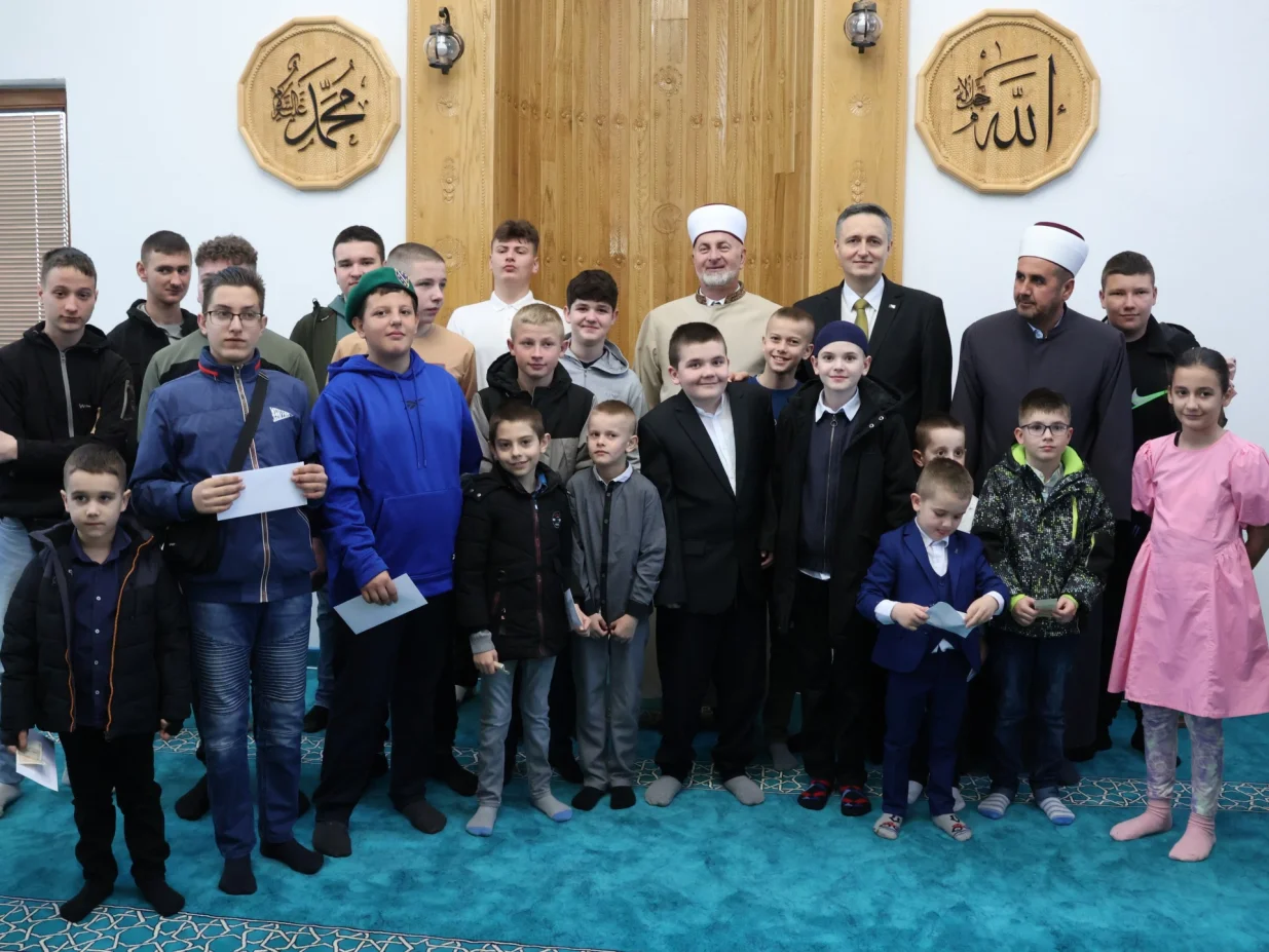 Član Predsjedništva BiH dr. Denis Bećirović klanjao je bajram-namaz u džamiji šehida Mehmeda ef. Hajrića u Žepi//