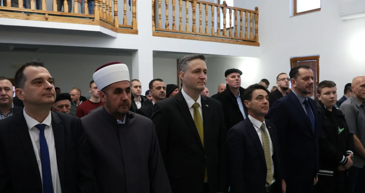 Član Predsjedništva BiH dr. Denis Bećirović klanjao je bajram-namaz u džamiji šehida Mehmeda ef. Hajrića u Žepi//