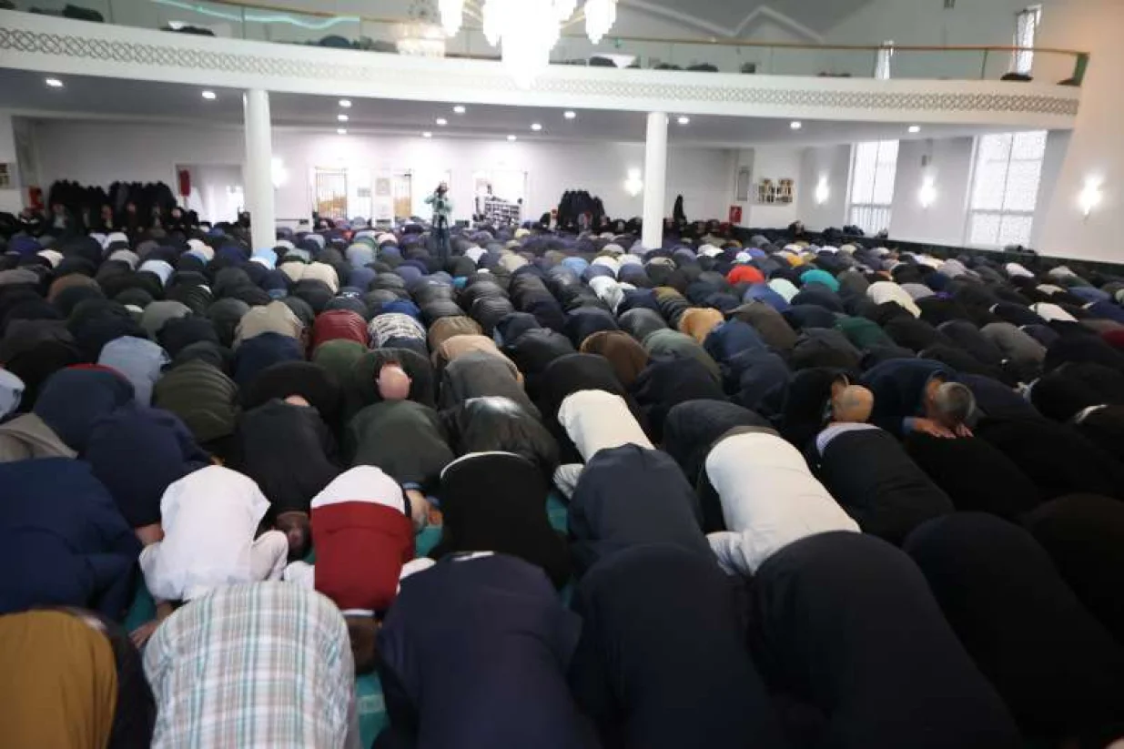 U džamiji Kralj Abdullah u Tuzli jutros je klanjan bajram-namaz, čime je obilježen početak Ramazanskog bajrama//