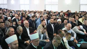 U džamiji Kralj Abdullah u Tuzli jutros je klanjan bajram-namaz, čime je obilježen početak Ramazanskog bajrama//