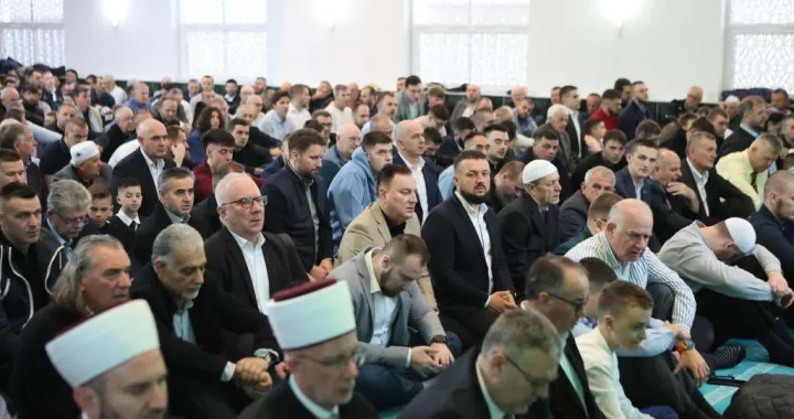 U džamiji Kralj Abdullah u Tuzli jutros je klanjan bajram-namaz, čime je obilježen početak Ramazanskog bajrama//