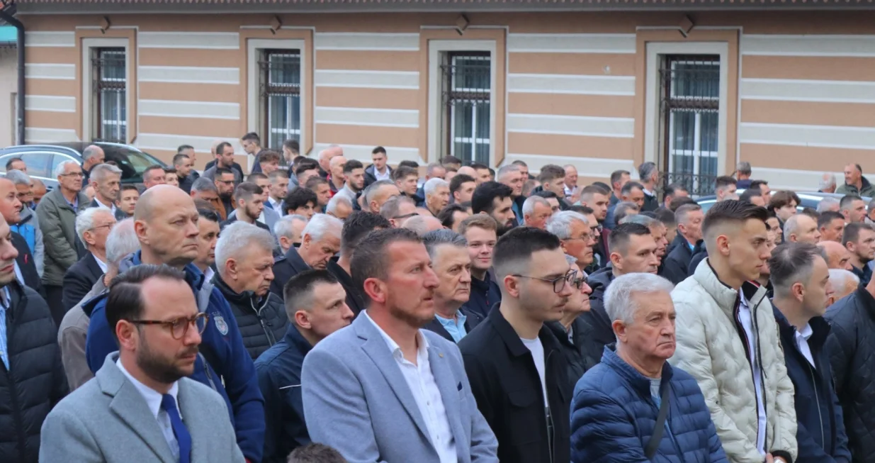 Muftija zenički hfz. Mevludin ef. Dizdarević predvodio je bajram-namaz te govorio bajramsku hutbu na centralnoj svečanosti obilježavanja Ramazanskog bajrama za područje tog muftiluka, koja je održana u Sultan Ahmedovoj - Čaršijskoj džamiji u Zenici/Muftijstvo Zeničko