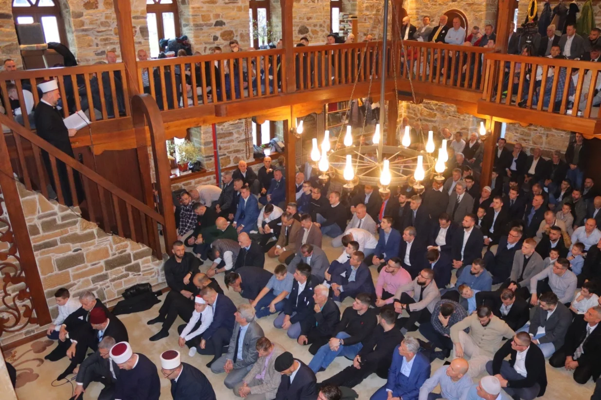 Muftija zenički hfz. Mevludin ef. Dizdarević predvodio je bajram-namaz te govorio bajramsku hutbu na centralnoj svečanosti obilježavanja Ramazanskog bajrama za područje tog muftiluka, koja je održana u Sultan Ahmedovoj - Čaršijskoj džamiji u Zenici/Muftijstvo Zeničko