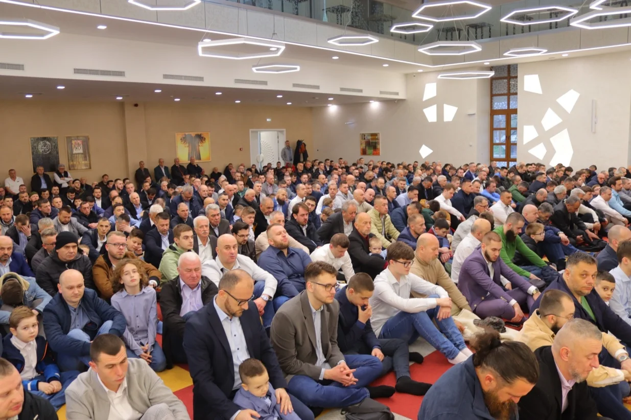 Muftija zenički hfz. Mevludin ef. Dizdarević predvodio je bajram-namaz te govorio bajramsku hutbu na centralnoj svečanosti obilježavanja Ramazanskog bajrama za područje tog muftiluka, koja je održana u Sultan Ahmedovoj - Čaršijskoj džamiji u Zenici/Muftijstvo Zeničko