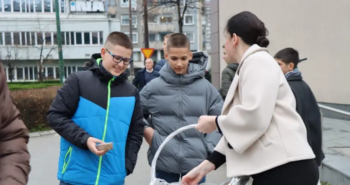 Benjamina Karić dijelila baklave građanima Novog Sarajeva, nakon bajram-namaza//