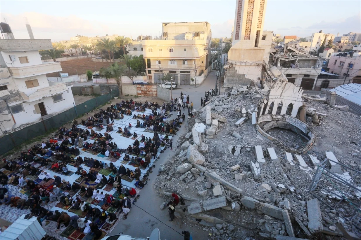 Muslimanski vjernici u Gazi klanjali su bajram-namaz među ruševinama gradova i naselja u Pojasu Gazu/Ashraf Amra