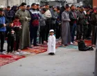 Muslimanski vjernici u Gazi klanjali su bajram-namaz među ruševinama gradova i naselja u Pojasu Gazu/Ashraf Amra