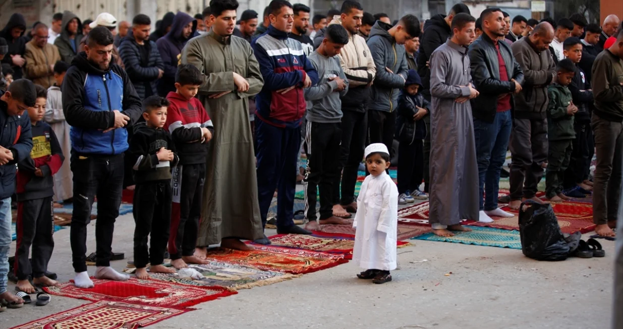 Muslimanski vjernici u Gazi klanjali su bajram-namaz među ruševinama gradova i naselja u Pojasu Gazu/Ashraf Amra