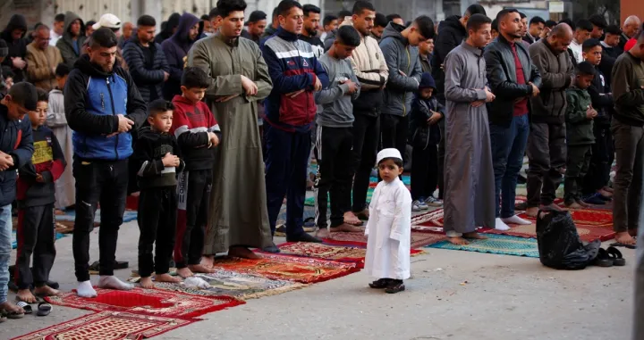 Muslimanski vjernici u Gazi klanjali su bajram-namaz među ruševinama gradova i naselja u Pojasu Gazu/Ashraf Amra