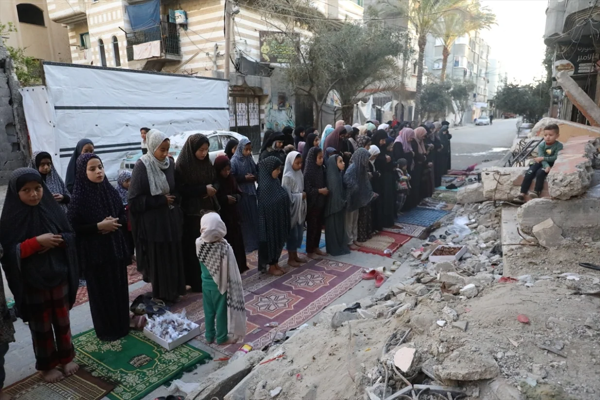 Muslimanski vjernici u Gazi klanjali su bajram-namaz među ruševinama gradova i naselja u Pojasu Gazu/Ashraf Amra