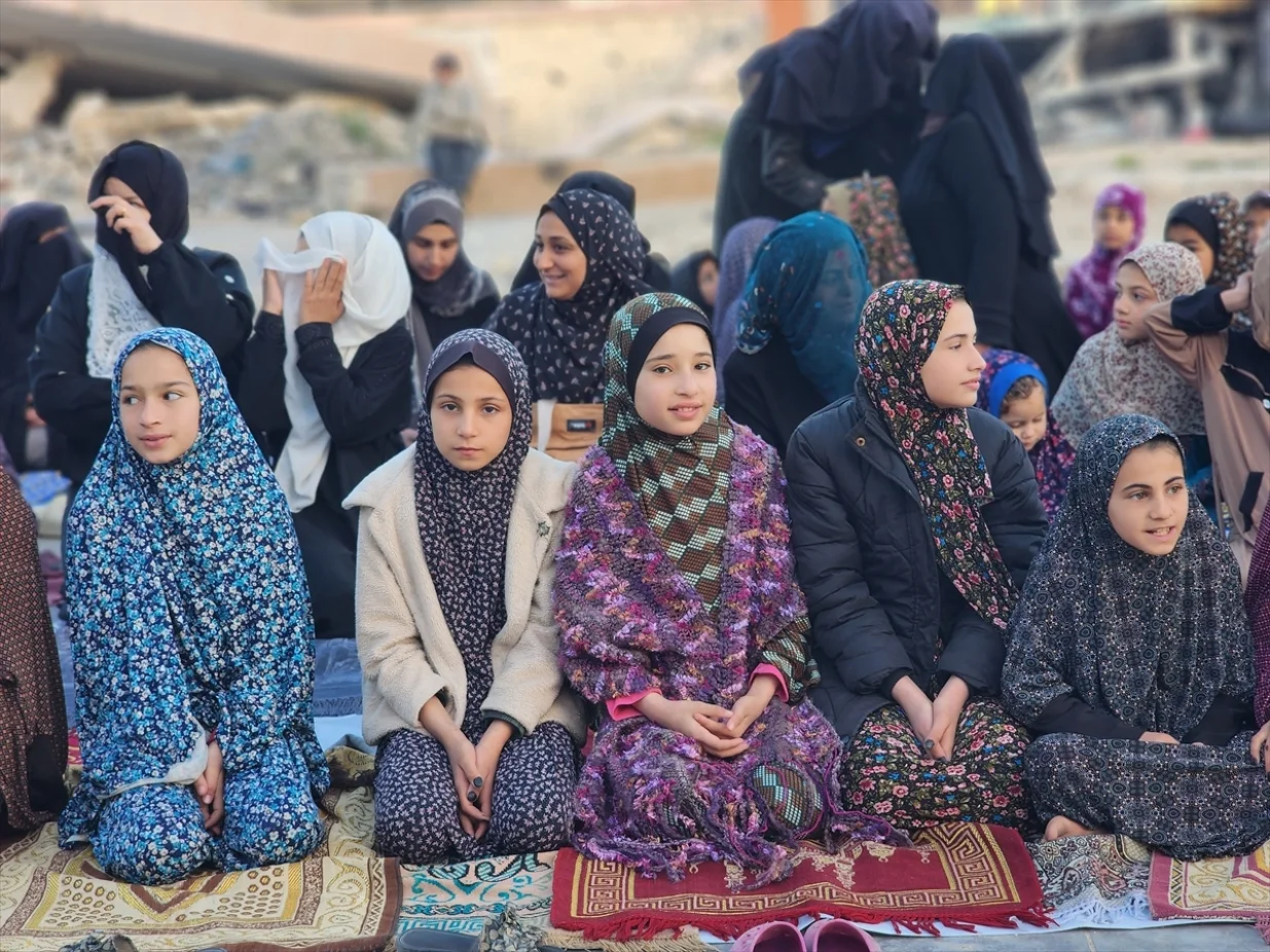 Muslimanski vjernici u Gazi klanjali su bajram-namaz među ruševinama gradova i naselja u Pojasu Gazu/Ashraf Amra