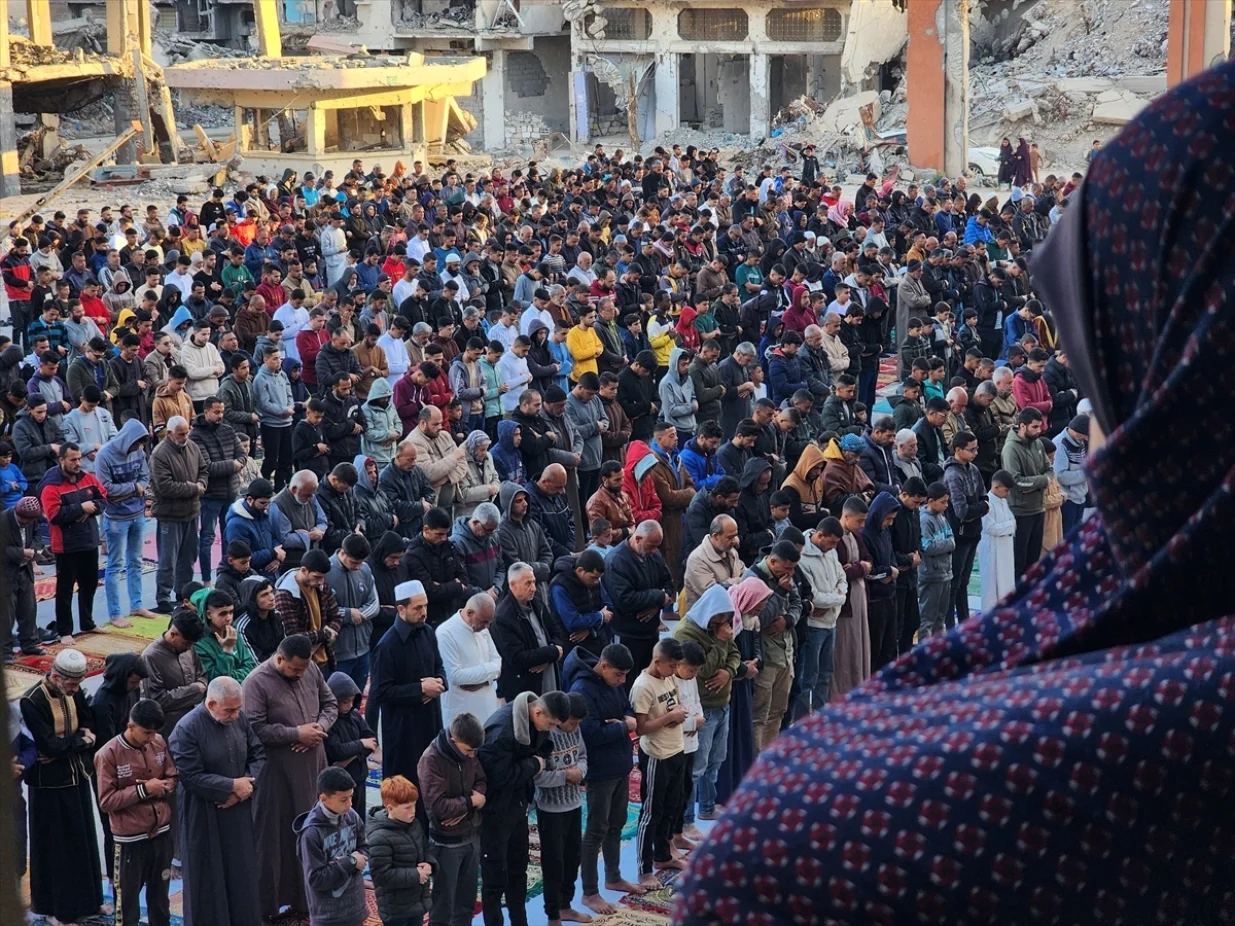 Muslimanski vjernici u Gazi klanjali su bajram-namaz među ruševinama gradova i naselja u Pojasu Gazu/Ashraf Amra