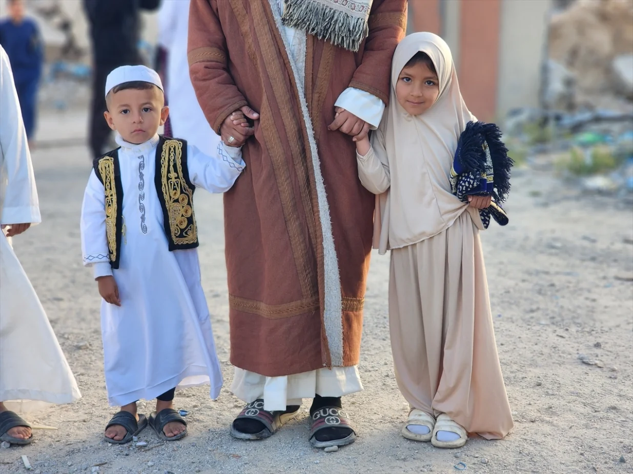 Muslimanski vjernici u Gazi klanjali su bajram-namaz među ruševinama gradova i naselja u Pojasu Gazu/Ashraf Amra