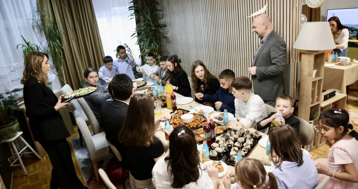 Gradonačelnik Sarajeva Predrag Puharić slavlje povodom Ramazanskog bajrama započeo je doručkom s mališanima Doma za djecu bez roditeljskog staranja Bjelave//