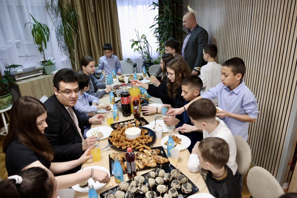 Gradonačelnik Sarajeva Predrag Puharić slavlje povodom Ramazanskog bajrama započeo je doručkom s mališanima Doma za djecu bez roditeljskog staranja Bjelave//
