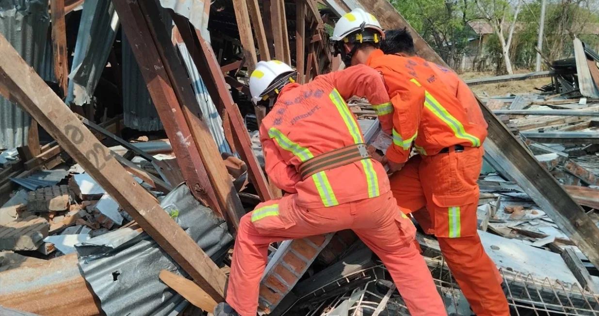 Vatrogasna služba Mjanmara nastavlja hitne operacije potrage i spašavanja nakon snažnog zemljotresa magnitude 7,7 u Sagaingu u centralnom Mjanmaru koji je iza sebe ostavio najmanje 28 mrtvih, a 81 osoba je zarobljena ispod ruševina//