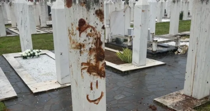 Oštećeni nišani/Facebook/Gornji Rahić džemat//