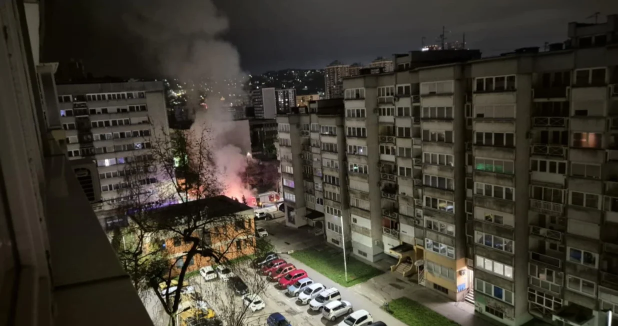 gorio automobil u ulici Envera Šehovića/Čitatelj/Čitatelj