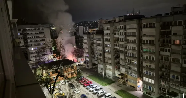 gorio automobil u ulici Envera &Scaron;ehovića/Čitatelj/Čitatelj