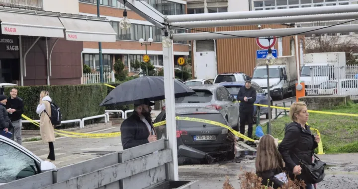 gorio automobil u ulici envera šehovića Čitatelj (/ Čitatelj