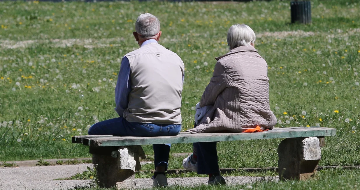 Ilustracije dani korone novi grad stari u parku/Senad Gubelić