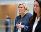 Pariz, Francuska - 31. mart 2025:Marine Le Pen, liderka krajnje desniДЌarske francuske stranke Nacionalno okupljanje, stigla je u zgradu suda u Parizu gdje Д‡e joj zajedno za stranaДЌkim kolegama biti izreДЌena presuda zbog pronevjere fondova EU (Mustafa YalГ§Д±n - Anadolu Agency)/