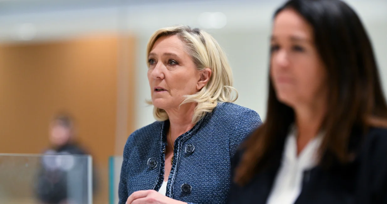 Pariz, Francuska - 31. mart 2025:Marine Le Pen, liderka krajnje desniДЌarske francuske stranke Nacionalno okupljanje, stigla je u zgradu suda u Parizu gdje Д‡e joj zajedno za stranaДЌkim kolegama biti izreДЌena presuda zbog pronevjere fondova EU (Mustafa YalГ§Д±n - Anadolu Agency)/