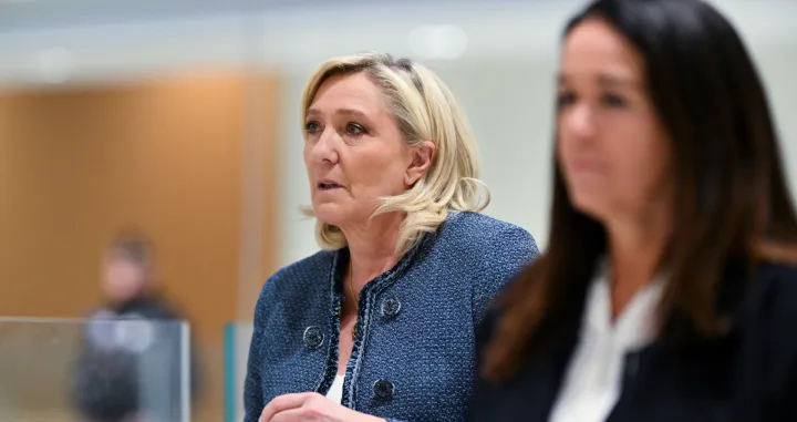 Pariz, Francuska - 31. mart 2025:Marine Le Pen, liderka krajnje desniДЌarske francuske stranke Nacionalno okupljanje, stigla je u zgradu suda u Parizu gdje Д‡e joj zajedno za stranaДЌkim kolegama biti izreДЌena presuda zbog pronevjere fondova EU (Mustafa YalГ§Д±n - Anadolu Agency)/