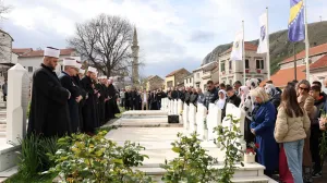 MOSTAR, 31. ožujka (FENA) - Polaganjem cvijeća obilježen Dan šehida na Šehitlucima. (Foto FENA/ES)/Es