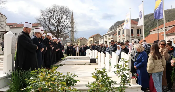 MOSTAR, 31. ožujka (FENA) - Polaganjem cvijeća obilježen Dan šehida na Šehitlucima. (Foto FENA/ES)/Es