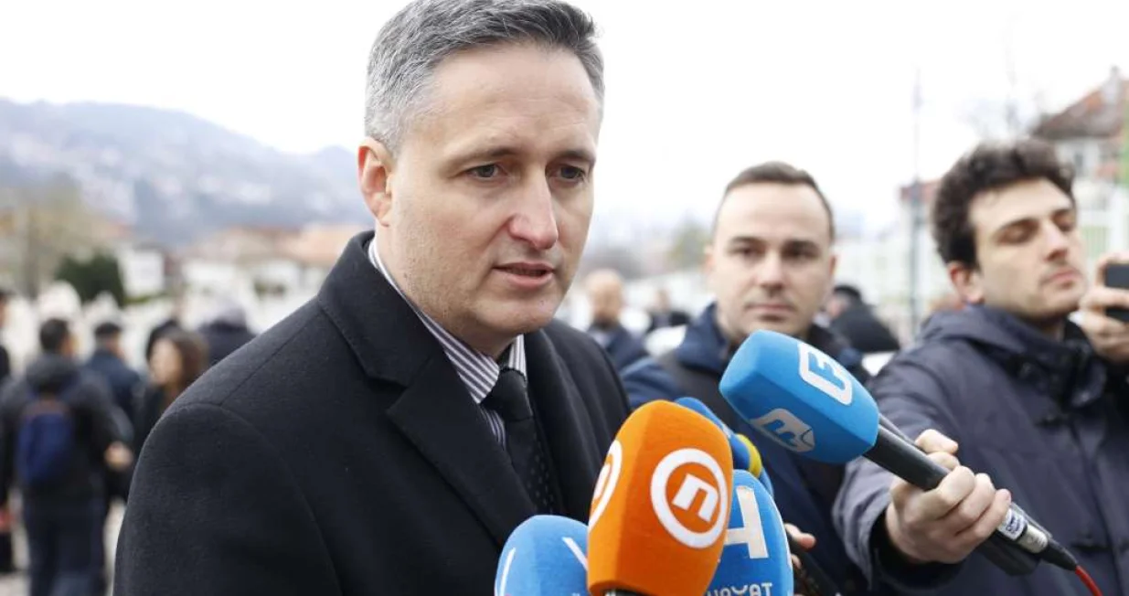 Član Predsjedništva Bosne i Hercegovine Denis Bećirović, delegacije svih nivoa vlasti, boračkih udruženja, Islamske zajednice u BiH i članovi porodica, danas su na Šehidskom mezarju Kovači obilježili Dan šehida./Amer Kajmović