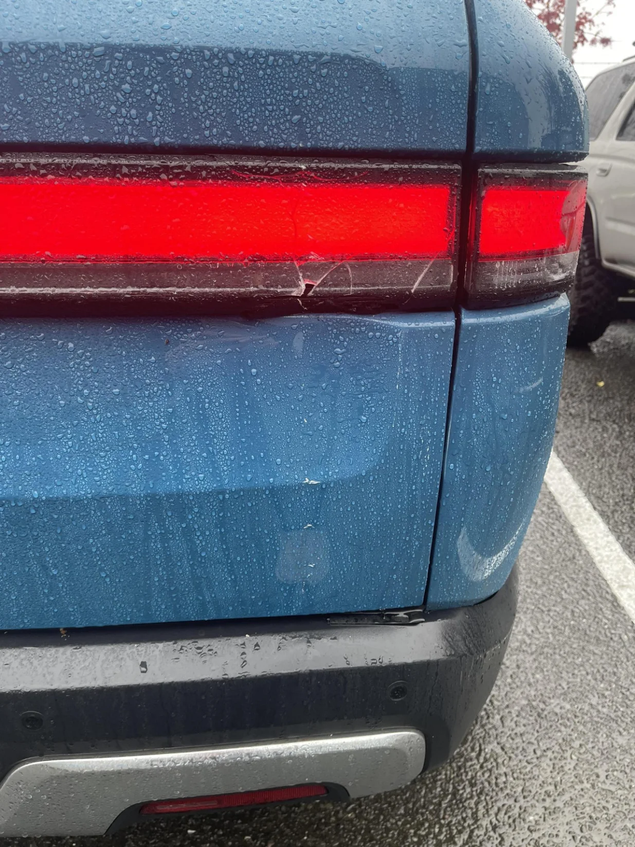 Rivian R1T, električni automobil, vozilo, šteta//