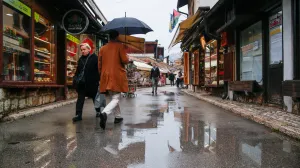 Vremenska prognoza, Sarajevo, Baščaršija, kiša, kišovito vrijeme, kišobrani, vrijeme/Senad Gubelić/