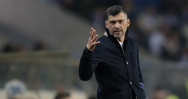 epa10288633 FC Porto's head coach Sergio Conceicao gestures during the Portuguese First League soccer match FC Porto vs Pacos Ferreira, at Dragao stadium in Porto, Portugal, 05 November 2022. EPA/MANUEL FERNANDO ARAUJO