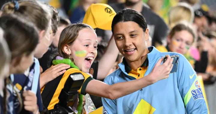 epa10306637 Sam Kerr of Australia poses for photos with fans after winning the Friendlies Women soccer match between Australia and Thailand in Gosford, Australia, 15 November 2022. EPA/DEAN LEWINS EDITORIAL USE ONLY AUSTRALIA AND NEW ZEALAND OUT