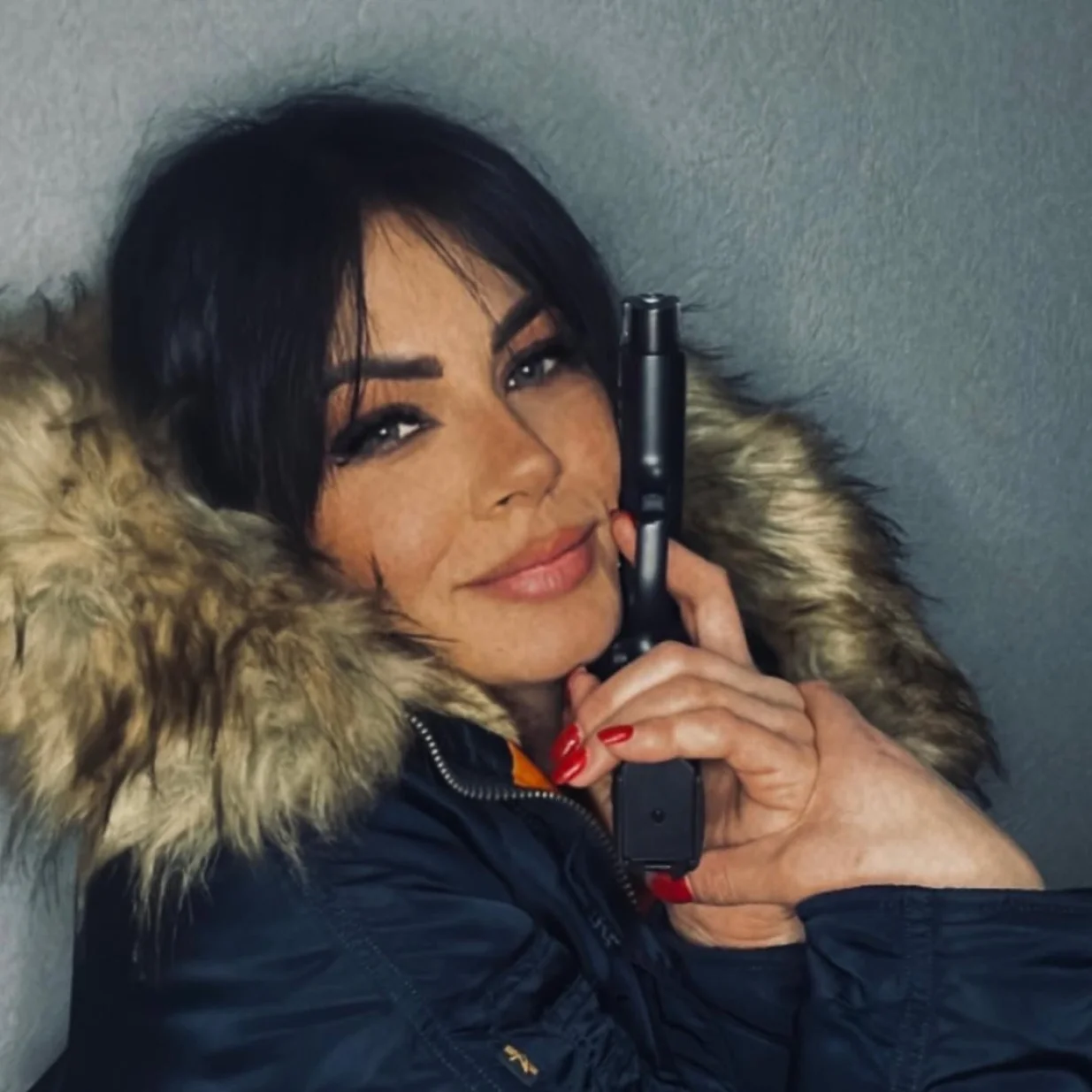 Alma Obradovac, članica GO SDA iz Banje Luke, navodno uhapšena u Banjoj Luci, slika sa pištoljem (nije potvrđena autentičnost!!!)/Facebook