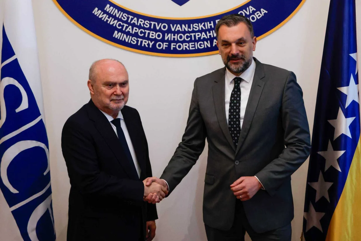 Generalni sekretar Organizacije za evsigurnost i saradnju (OSCE) Feridun H. Sinirlioğlu stigao je u posjetu Bosni i Hercegovini.Njegov i doček izaslanstva upriličen je u zgradi Ministarstva vanjskih poslova BiH, gdje su se sastali sa domaćinom, ministrom vanjskih poslova BiH Elmedinom Konakovićem./Damir Deljo
