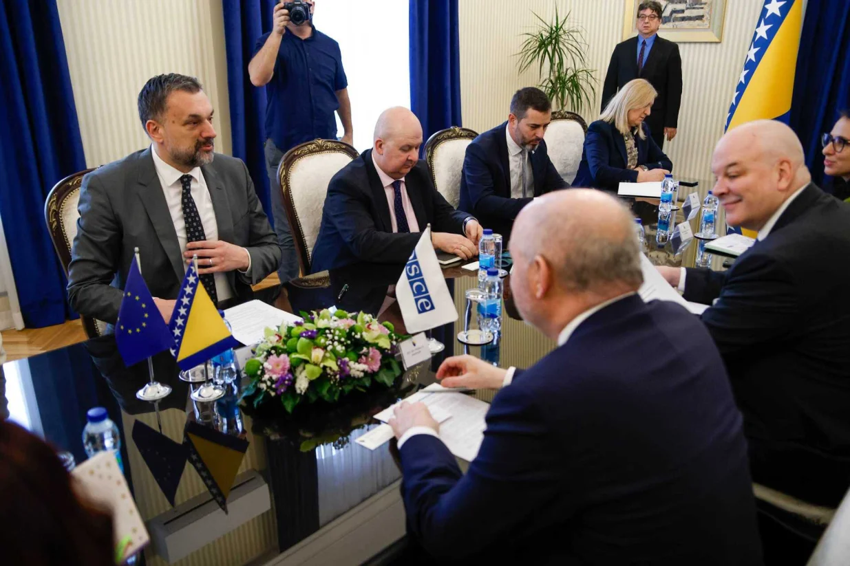 Generalni sekretar Organizacije za evsigurnost i saradnju (OSCE) Feridun H. Sinirlioğlu stigao je u posjetu Bosni i Hercegovini.Njegov i doček izaslanstva upriličen je u zgradi Ministarstva vanjskih poslova BiH, gdje su se sastali sa domaćinom, ministrom vanjskih poslova BiH Elmedinom Konakovićem./Damir Deljo